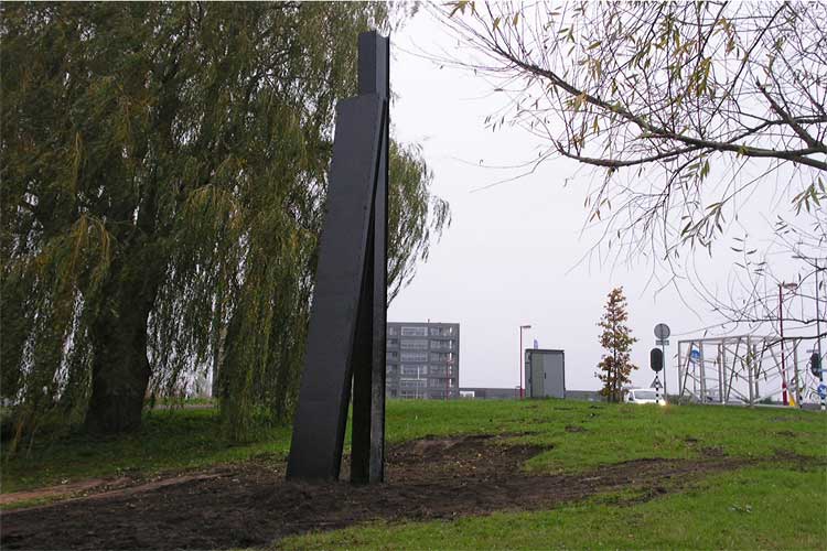 uitgevoerd-kunstwerk van David van de Kop te Zoetermeer - 'leunende pylonen'.