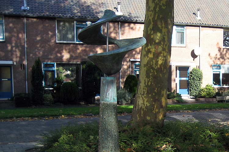 Betonnen sokkel en aanhechting bronzen beeld hersteld.