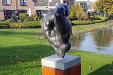 Herstel bevestiging op sokkel van een bronzen beeld van Marti de Greef in het beeldenpark van de Drechtsteden.
