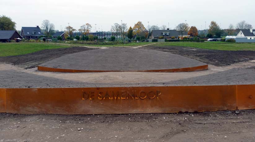 "De samenloop" - landschapskunswerk van Paul de Kort in net Maximapark in Utrecht.