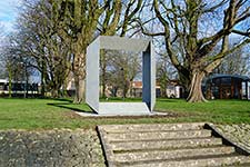 "doorzicht", een stalen beeld van Henk van Bennekum in Gorinchem geinstalleerd.
