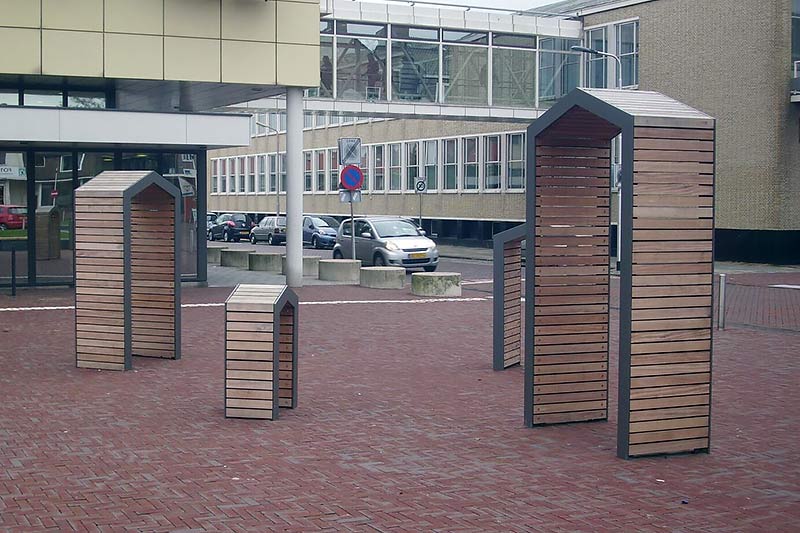 Uitgevoerd 7 poortvormen van Paul van Osch op het Dudokplein voor het stadhuis van IJmuiden.