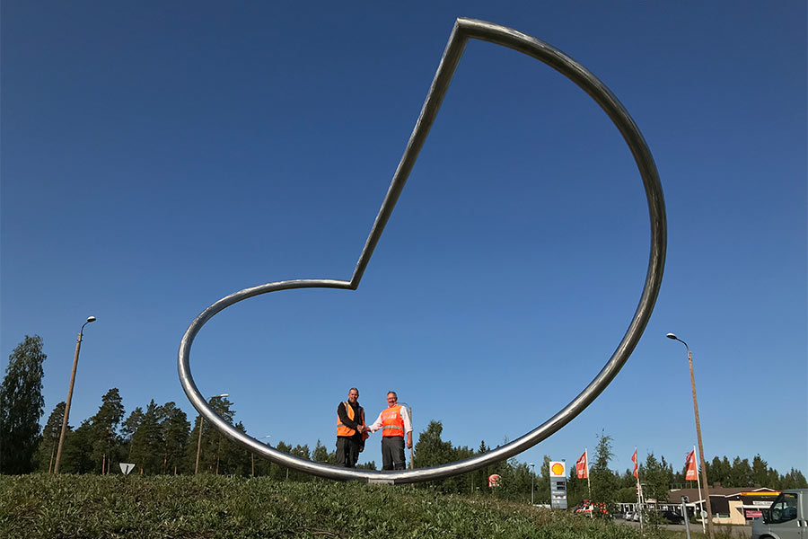 Uitgevoerd 7 poortvormen van Paul van Osch op het Dudokplein voor het stadhuis van IJmuiden.