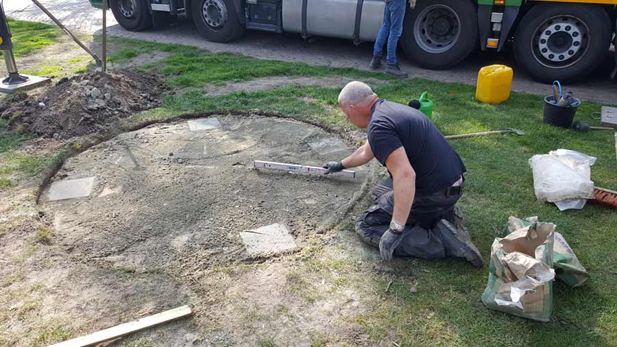 Wij vervaardigden een betonnen voetplaat voor een bronzen beeld van Tine van de Weyer en monteerden het erop.