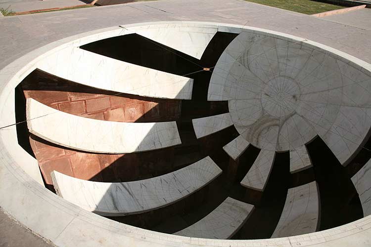 Observatorium Jantar Mantar zonnewijzers in Jaipur, India.